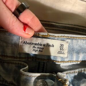 Abercrombie “the skinny  high rise ” size 30/10S light wash distressing raw hem